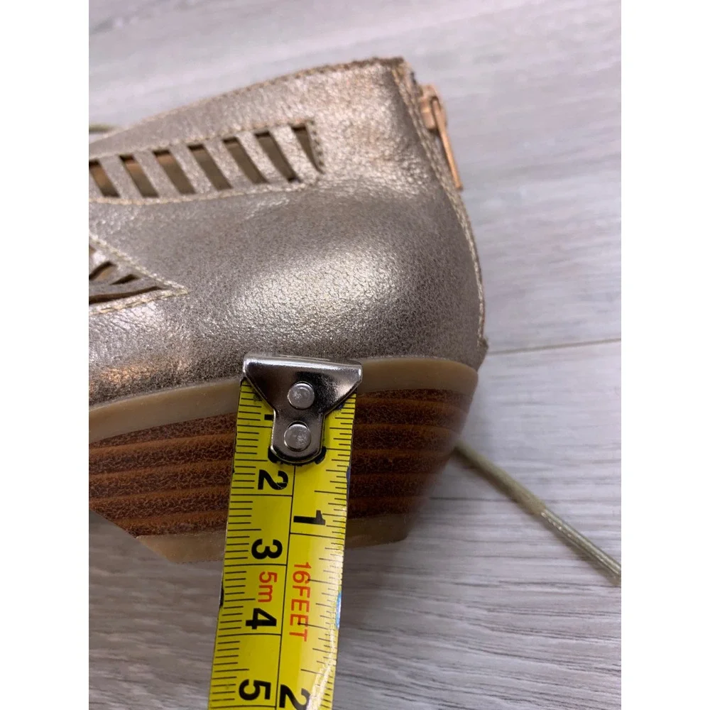 Comfortiva Women's Gold Leather Laser Cut Gladiator Wedge Comfort‎ Sandals 8.5